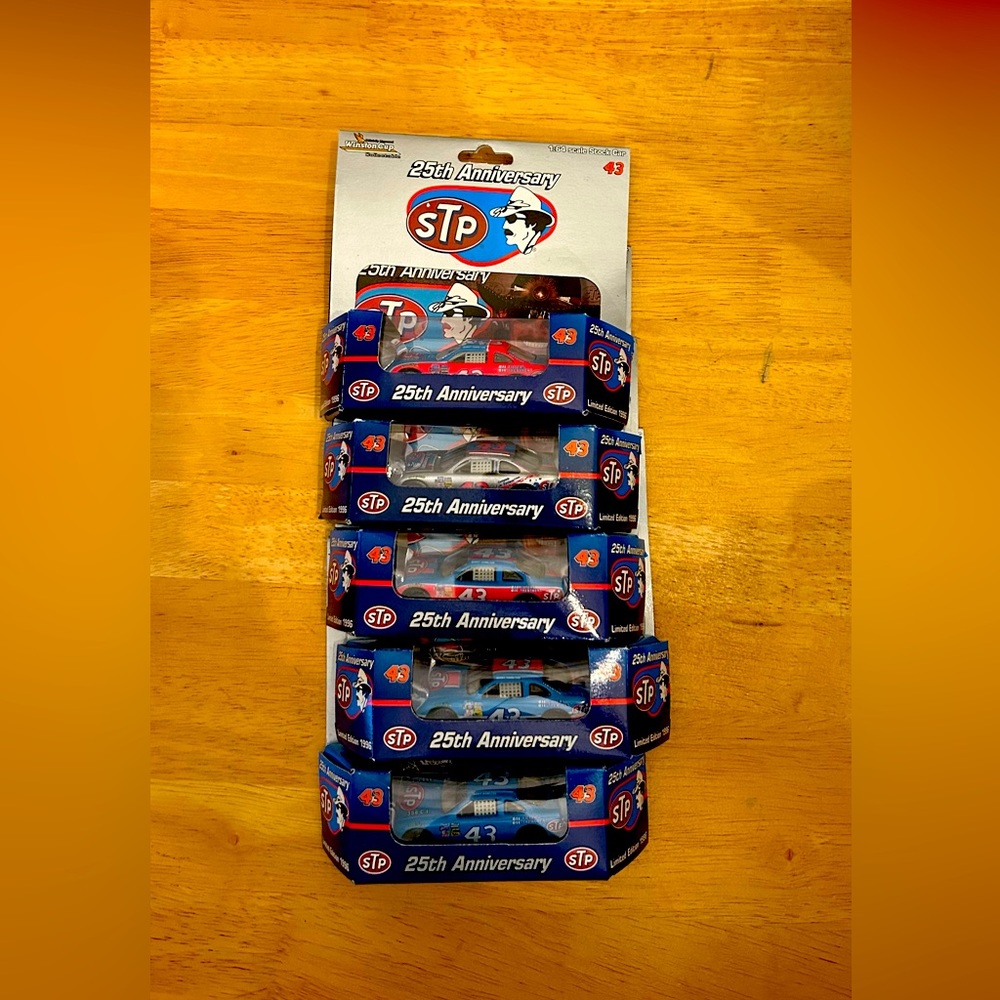 VINTAGE RICHARD PETTY COLLECTiBLE SET!